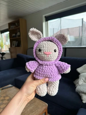 Virkad nalle/kanin - Virkad nalle/kanin med lila hoodie💜 OBS: Innehåller säkerhetsögon som ej är rekommenderade för barn under 3 år!