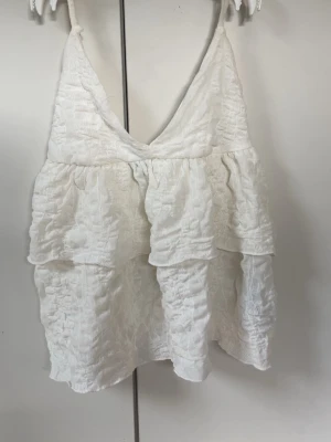 vit sommar topp - vit sommar topp som jag aldrig använt. Jätte fin till sommaren i storlek xs. Har fler bilder om de behövs! Pris kan även diskuteras 
