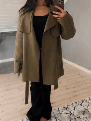 Olivgrön trenchcoat med knytskärp - Stilren olivgrön trenchcoat med oversized passform och brett slag💚🤍
