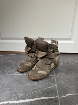 Isabel Marant skor  - Jättesnygga Isabel Marant skor som tyvärr inte kommit så mycket till användning. De är köpta här på Plick och är i ett bra skick. Det finns tecken på användning vilket man kan se lite på tån och inuti skon, men annars är de väldigt fina!  Väldigt unika skor som aldrig går fel, älskar dessa men tror de kan få mer kärlek hos någon annan! Hör av er om ni har frågor💗