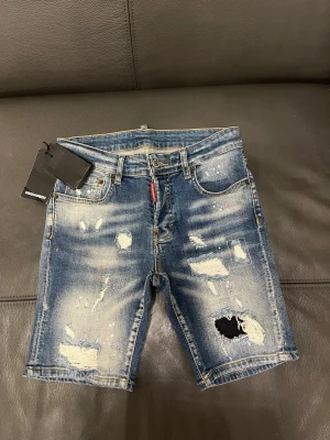 DSQUARED2 Shorts, Mavi Blue,  storlek 42 - Säljer en helt nytt dsquared2 shorts med tagg storlek 42 eller xxs. Originals är  priset 323 euro 