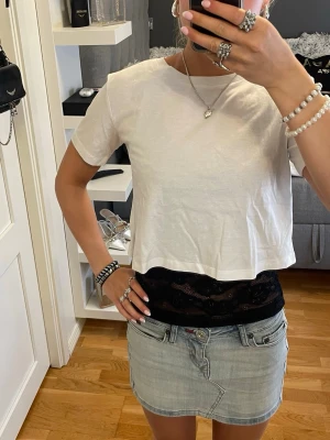 Vit croppad t-shirt  - Helt ny med prislapp! Jättefin vit kort T-shirt, perfekt att ha över ett spetslinne eller bara nu till varma sommardagar!  Passar XS/S.