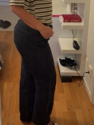 Svarta raka jeans med hög midja - Svarta jeans med rak passform och hög midja. 