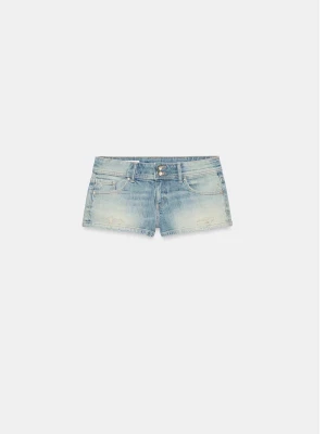 Ljusblå denimshorts med låg midja - Säljer ett par ljusblå denimshorts med låg midja och slitna kanter. Perfekta för varma dagar och enkel att matcha med din favorit-topp❤️❤️😍😍😍