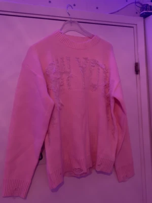 rosa stickad tröja - jätte fin rosa stickad tröja från manfinity där det står New York på tröjan. den här tröjan är väldigt bra för dig som gillar streetwear/ basic klädesplagg. storlek: M