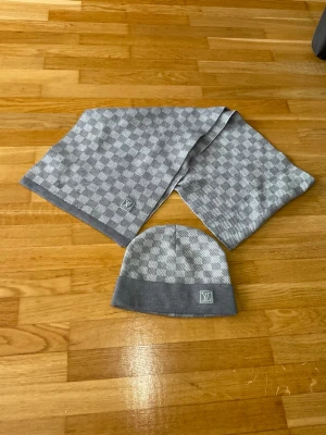 Louis Vuitton Scarf/Mössa - Säljer min Louis Vuitton scarf/mössa set billigt då jag nu inte behöver den i det varma vädret.