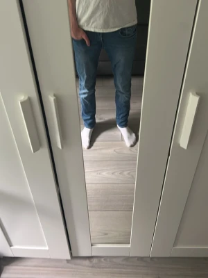 Replay jeans - Säljer ett par blå slim fit jeans från replay. De är sjukt bekväma och aldrig använda. Köpta för 1250kr. Priset kan gå att diskutera vid snabb affär. Tveka inte att höra av dig vid minsta lilla fråga
