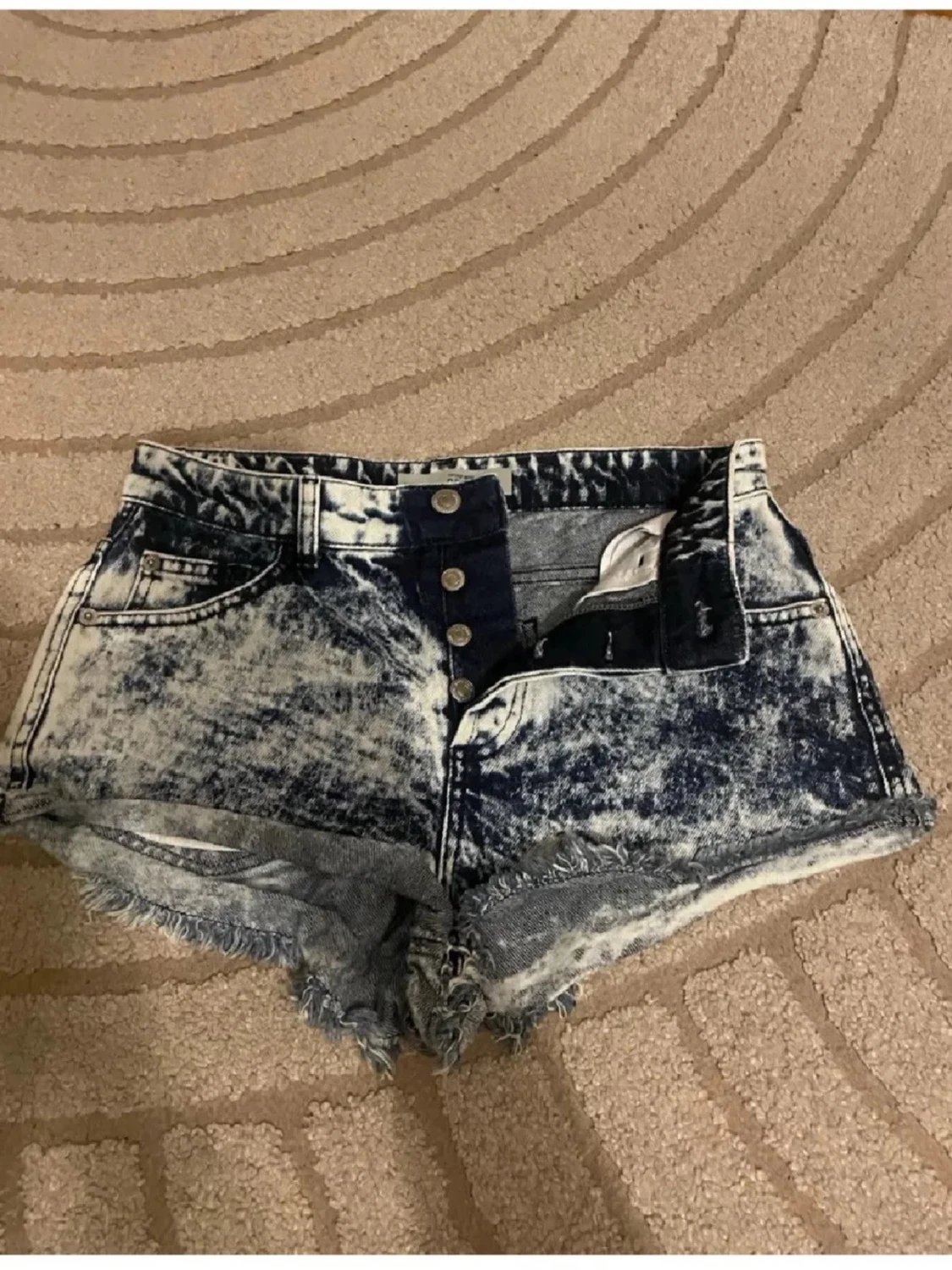 Acid wash denim shorts med fransar