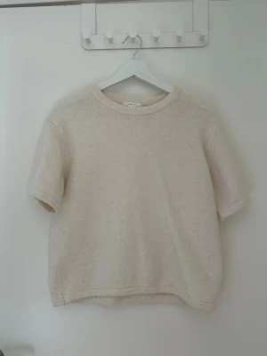 Stickad topp - Superfin stickad T-shirt och från Gina Young. Storlek 170 men passar mig som har xs/s. Använd endast någon enstaka gång☺️ säljer även fler färger vid intresse