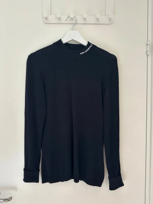 Karl Lagerfeld topp - Supersnygg topp från Karl Lagerfeld. Storlek L men jag som xs/s har använt den som en lite oversized tröja vilket vilket blir så snyggt!🥰 använd någon enstaka gång, nypris 2045kr