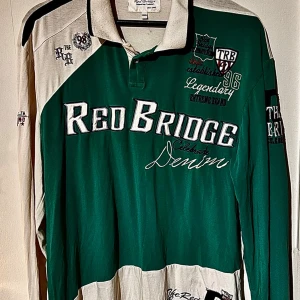 Oversized y2k rugbytröja från Red Bridge (3XL) 🟢 - Säljer denna långärmade pikétröja/rugbytröja från Red Bridge i storlek XXXL! Sitter helt perfekt oversized om man gillar baggyskater-eller blokecore-stilen. Snygga färgblock i mörkgrönt och beige med broderier och tryck både fram, bak och på ärmarna. Materialet är 95%bomull och 5%elastan så den är supermjuk och skön med mycket stretch!  Skick: Sparsamt använd. Finns några yttepyttesmå skuggor/fläckar vid nacken och på ryggen om man kollar supernära, men inget som stör helhetsintrycket.