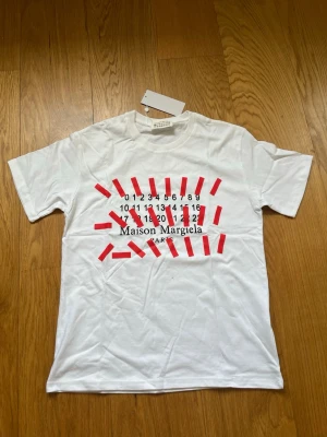 Maison Margiela T-Shirt  - Helt ny. Storlek M                                            Skriv privat vid fler frågor.