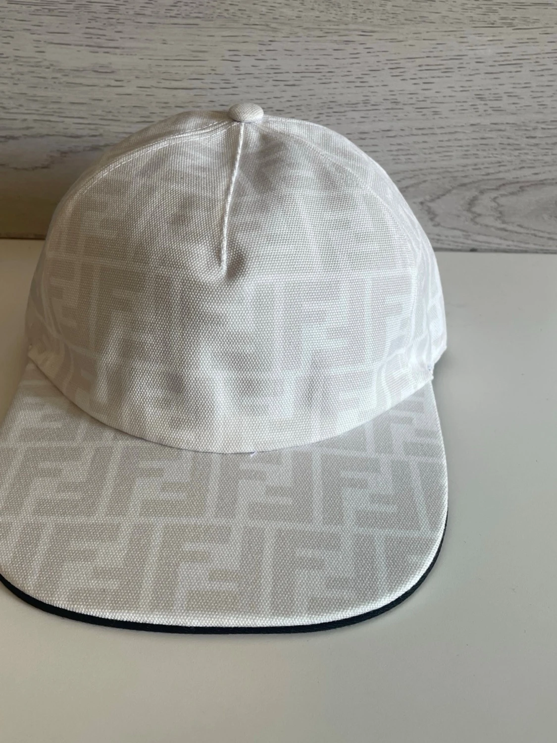 Vit keps med Fendi-logga - 1