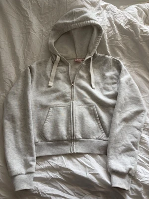 Ljusgrå kofta från Gina Tricot - Säljer en ljusgrå hoodie från Gina Tricot i storlek XS. Den är använd ett par gånger, men har inga typer av skador eller fläckar. Den köptes för ungefär 350kr, och jag säljer den för 200kr. Priset kan diskuteras!🫶🏼 