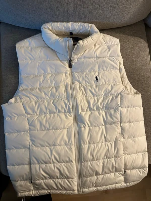 Vit dunväst från Ralph Lauren - Snygg vit dunväst från Ralph Lauren, Obs sitter som L