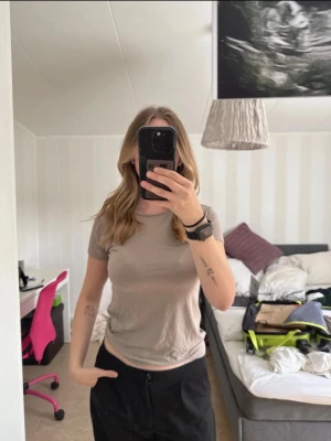 Beige basic t-shirt från 157 - En enkel och stilren beige t-shirt från 157 med rund halsringning och korta ärmar. Tillverkad i mjuk bomull som känns skön mot huden. Perfekt att matcha med jeans eller shorts för en clean look. (Aldrig använd) 