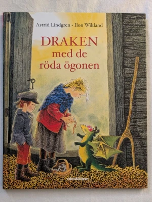 Draken med de röda ögonen - En bilderbok av Astrid Lindgren med illustrationer av Ilon Wikland. Omslaget visar två barn och en liten grön drake med röda ögon i en ladugårdsmiljö. Boken har hårda pärmar och färgglada illustrationer. Perfekt för dig som gillar klassiska sagor.