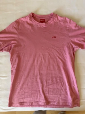 Rosa Supreme t-shirt i bomull - Supreme t-shirt i rosa färg. Köp via supremes hemsida. Gammal OG kollektion 
