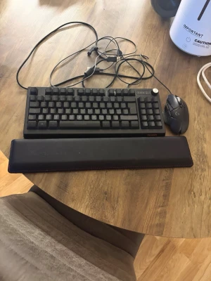 Svart mekaniskt tangentbord och mus - Säljer ett svart mekaniskt tangentbord från Glorious med tillhörande handledsstöd i konstläder och en svart gamingmus från Logitech. Tangentbordet har kompakt layout och USB-anslutning. Perfekt för gaming eller arbete vid datorn.