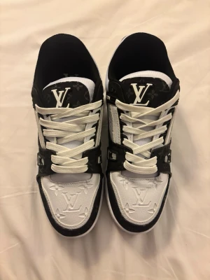 svartvita sneakers - Svartvita sneakers har använt noll gånger köpte fel storlek därför säljer jag dom 