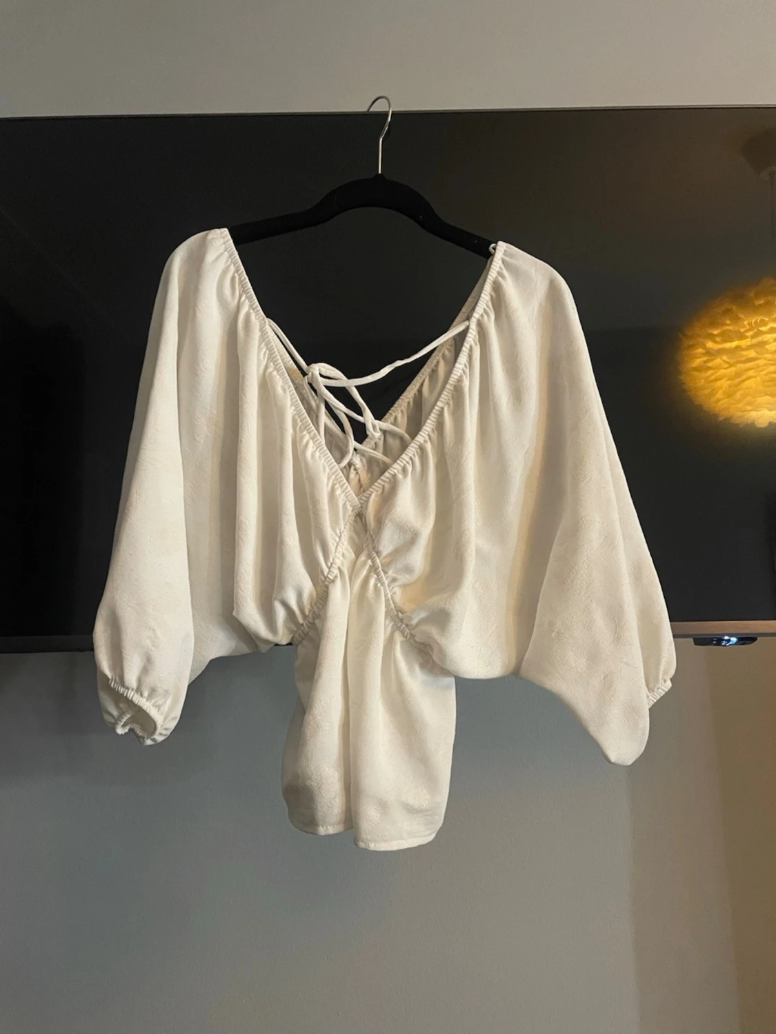 Vit v-ringad blus från Zara  - 1