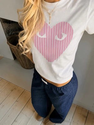 Handsytt hjärta  - Fin T-shirt med ett handsytt hjärta på 🌸 går att köpa i annan storlek vid förfrågan innan köpet ✨ ❌ obs jag klipper efter mall så kan diffa lite 