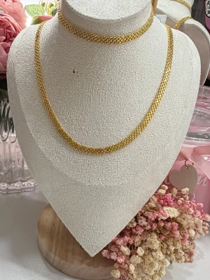 18k guldpläterat x-länk set - Ett mycket fint och stilrent X-länk set i rostfritt stål, pläterat med 18K guld. En tidlös design som passar perfekt till alla tillfällen och outfits. • Halsbandet är 42 cm långt • Armbandet är 18 cm och har 5 cm extra för justering • Den extra länken kan enkelt tas bort om den inte behövs V Elegant och hållbart V Passar med allt Perfekt som present - eller till dig själv Uppgradera din stil med ett smycke som aldrig går ur tiden!