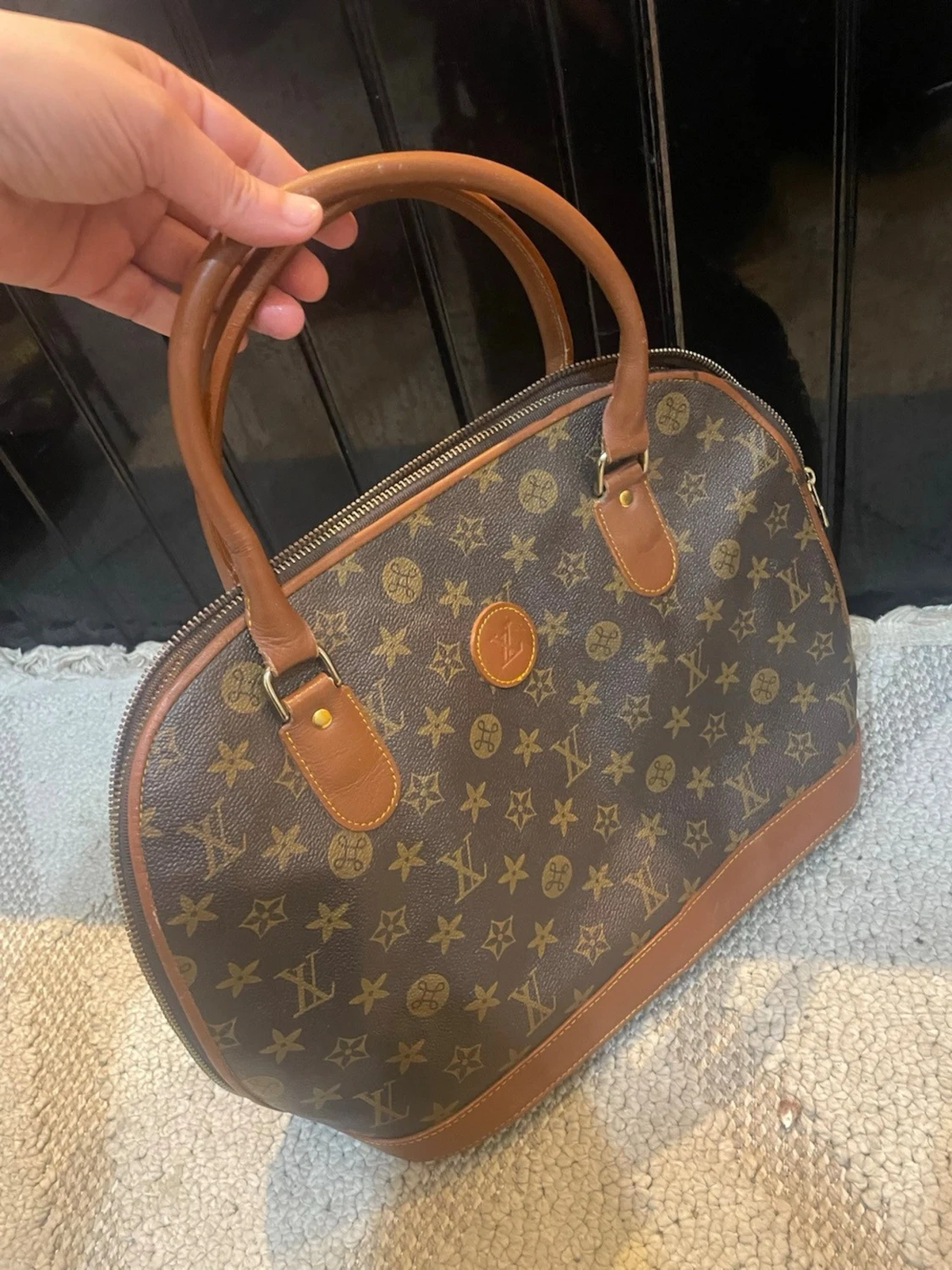Brun handväska med monogrammönster - 1