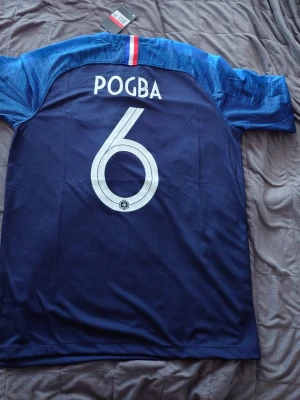 Vm tröja 2018 #6 Pogba - Hej! Säljer nu denna VM tröja från 2018 när Frankrike vann VM. Helt ny och om du funderar över något så är det bara att meddela mig privat!