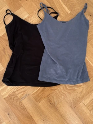Två Linnen från Lager 157  - Säljer två linnen från lager 157 en blå och en svart. Är tjockare i tyget fast fit och tajta båda två 🤗. Perfect för vardag och sommar ☀️. 