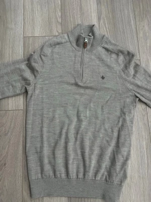 Beige halvzip-tröja Morris - Säljer en beige halv-zip Morris tröja i storlek S. Mycket bra skick.