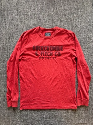 Abercrombie & fitch Longsleeve ~ vintage  - Sjukt eftertraktad Abercrombie & Fitch longsleeve ~ 2000’s modell som inte längre produceras | st M/true size | Rekomenderad längd mellan 174–184cm | färg röd | OBS kan gå ner lite i pris vid snabb affär! 🏄