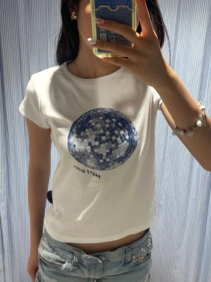 Subdued disco baby tee - Virala baby tee med discokula på från subdued. Står storlek M men är liten, passar snarare XS. Aldrig använd. Supersnygg med jeans eller shorts!