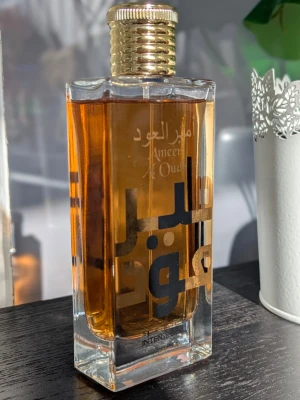 AMEER AL OUD - En lyxig parfym från Ajmal i en rektangulär glasflaska med guldig skruvkor.Helt full. Endast test sprejat. Pris går att diskuteras eller så tar jag gärna byten! 