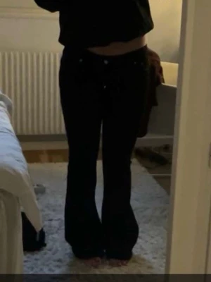 Svarta bootcut jeans med fickor - Säljer ett par svarta otroligt långivare bootcut jeans. Jeansen har låg midja och är tillverkade i ett stretchigt denimtyg som sitter snyggt på benen. Perfekta till nästan varje outfit! Full length
