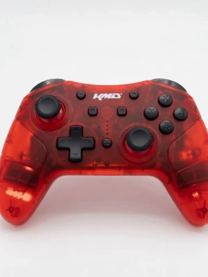 Röd transparent KMD spelkontroll till Nintendo switch  - Säljer en röd transparent handkontroll från KMD med klassisk layout, två styrspakar, styrkors och knappar för X, Y, A, B. Kontrollern har en modern design med ergonomiskt grepp och är tillverkad i plast.