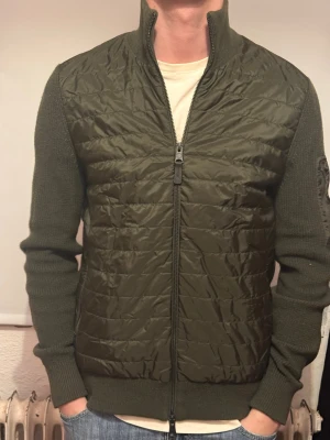 J.Lindeberg Cardigan - Stilren olivgrön cardigan jacka från J.Lindeberg med quiltad front och ärmficka med logotyp. Skick 10-10✅ Storlek S Nypris över 3000kr mitt pris 1300 kr