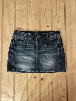 Jeanskjol  - Supersnygg jeanskjol ifrån Only i storlek w26
