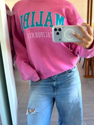 sweatshirt🩷 - säljer denna collegetröja från gina i storlek s, inte använt mycket!