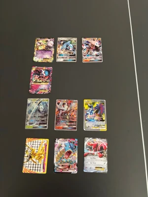Pokémonkort samling, 10 kort - Säljer en samling med 10 olika Pokemonkort. Korten är i helt okej skick och ser bättre ut framifrån än bakifrån. Dem fyra längst up är helt äkte däremot kan dem vara lite slitna och solblekta. Dem 6 längst ner är jag osäker på, vissa kan vara fejk eller solblekta och slitna. Lägg bud!