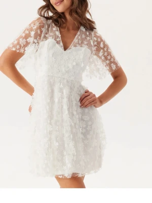 Sprillans ny studentkläning från Bubbleroom - Supersöt vit kortklänning från Bubbleroom med 3D-blommor🌸 Helt oanvänd med etiketterna kvar på storlek 36