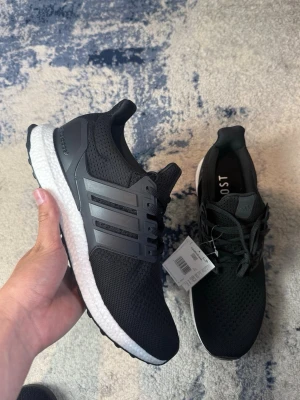 Ultraboost - Svarta skor i super skicn