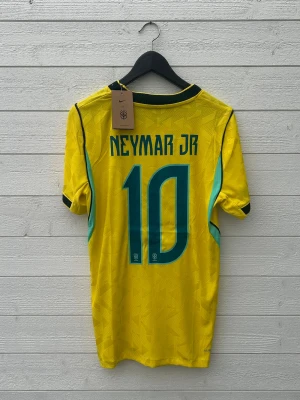 Neymar JR Brasilien Fotbollströja - Säljer en Brasilien Fotbollströja med Neymar JR 10 på ryggen som är helt ny med prislapp!