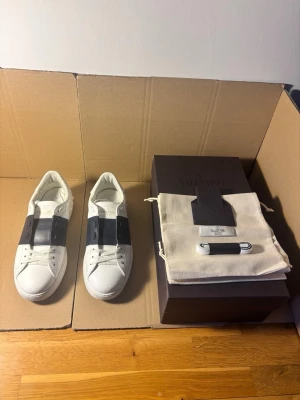Valentino Open Sneaker Navy 41 - Storlek 41 (passar även 41.5-42), nypris ~7000kr, 100% äkta