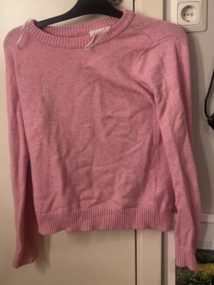 Rosa stickad tröja från VILA - Söt rosa stickad tröja från VILA med rund halsringning och ribbade muddar vid ärmslut och nederkant. Perfekt för lager på lager och enkel att matcha till olika outfits. Tillverkad i ett mjukt material som känns skönt mot huden!🥰Stl Xs, pris kan diskuteras då jag vill bli av med allt jag säljer pga av garderobsrensning😅