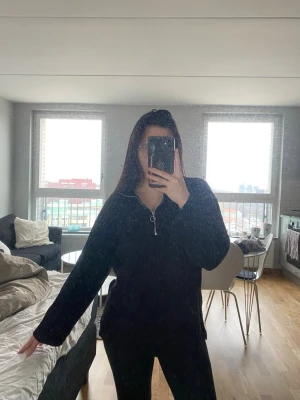 Overaized half-zip från H&M i strl XS - Svart overaized half-zip tröja från H&M i strl XS i bra skick. Säljes pga att de ej kmr till användning längre. Kan fraktas eller mötas upp i Göteborg. Finns på fler sidor!