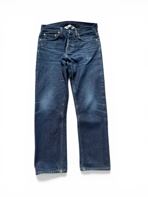 Our Legacy Jeans - Fina Our Legacy jeans i stl 31/32 men sitter mindre (se mått). I övrigt bra skick endast små blekningar på fickan men inget man tänker på vid användning. Fin tvätt på dessa och den kommer bara bli ännu bättre vid vidare användning. Midja: 38cm Ytterben: 94cm och Benöppning: 17cm. Hör av dig vid minsta lilla findering! Nypris~3500kr