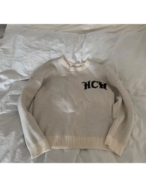 heaven can wait - Stickad tröja från heaven can wait, skelett tryck på ryggen. Släpptes på 2021 droppet av Felix spooner. Varsamt använd så nästan ny. (Bättre pris vid snabb affär)