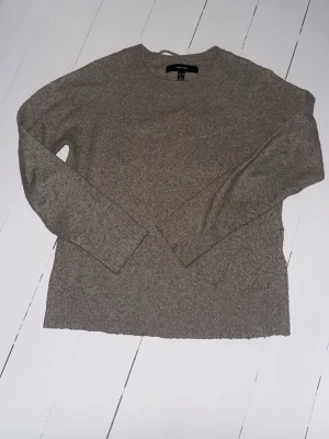 Beige stickad tröja från Vero Moda - Mysig beige stickad tröja från Vero Moda med rund halsringning och långa ärmar. Tröjan har en enkel och stilren design som passar perfekt till många olika outfits. Materialet känns mjukt och bekvämt mot huden.