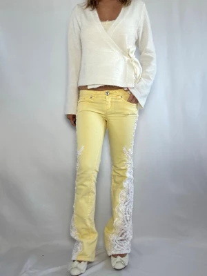 Jeans med spets  - Midjemått 74  Innerbenslängd 81 Storlek 26/32 Märke Tom Tailor Rekommenderas att tvättas med handtvätt 💕